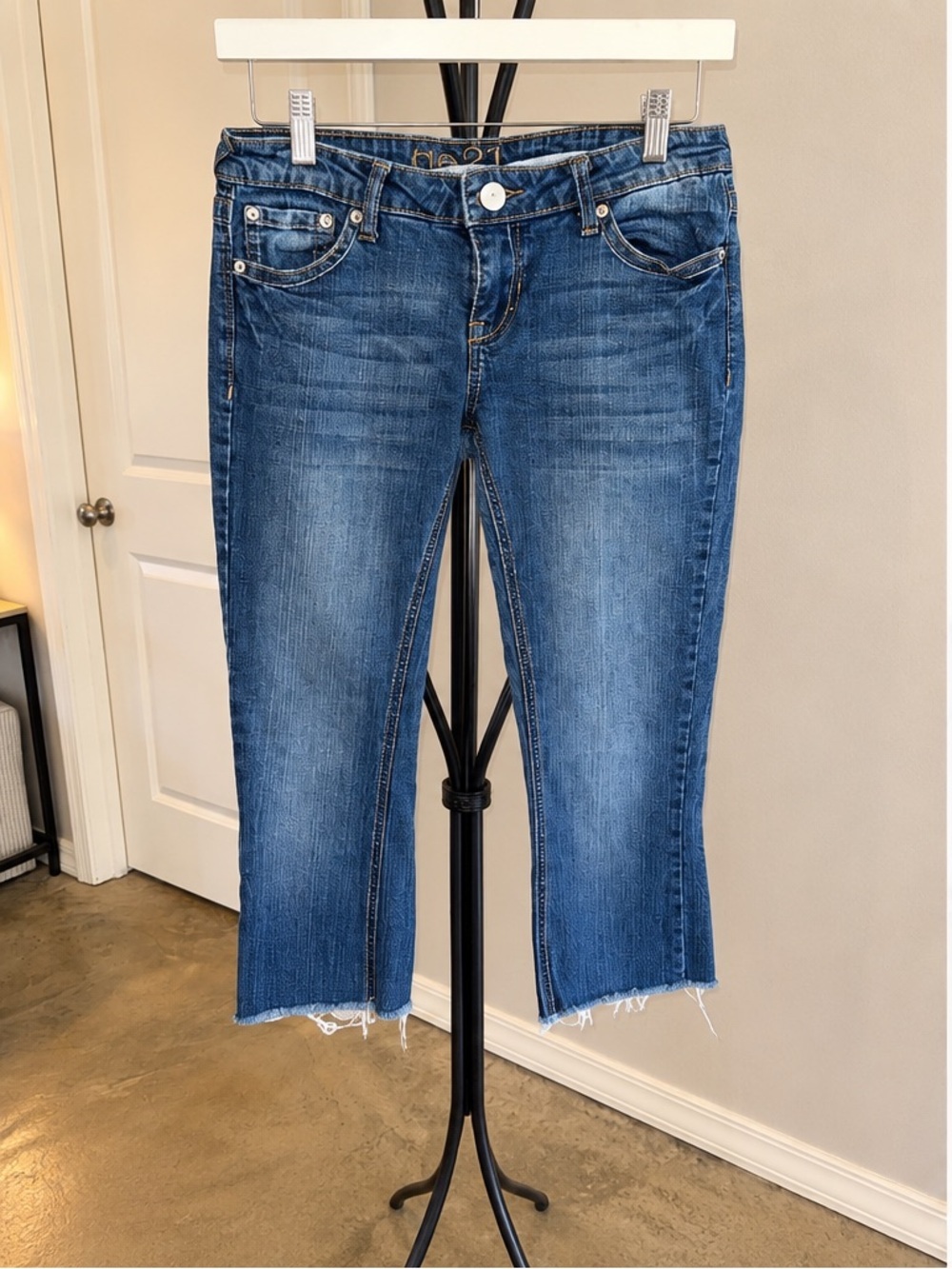 Rue21 Y2K Low Rise Raw Hem Cropped Capri Jeans Size 5